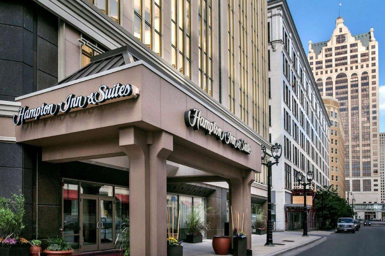 Hampton Inn & Suites Milwaukee Downtown Екстериор снимка