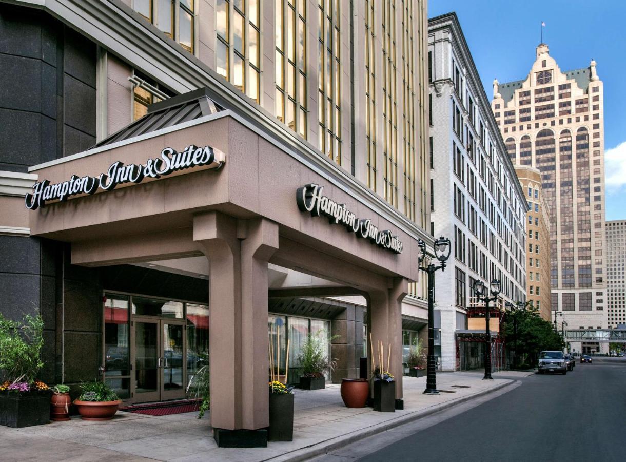 Hampton Inn & Suites Milwaukee Downtown Екстериор снимка