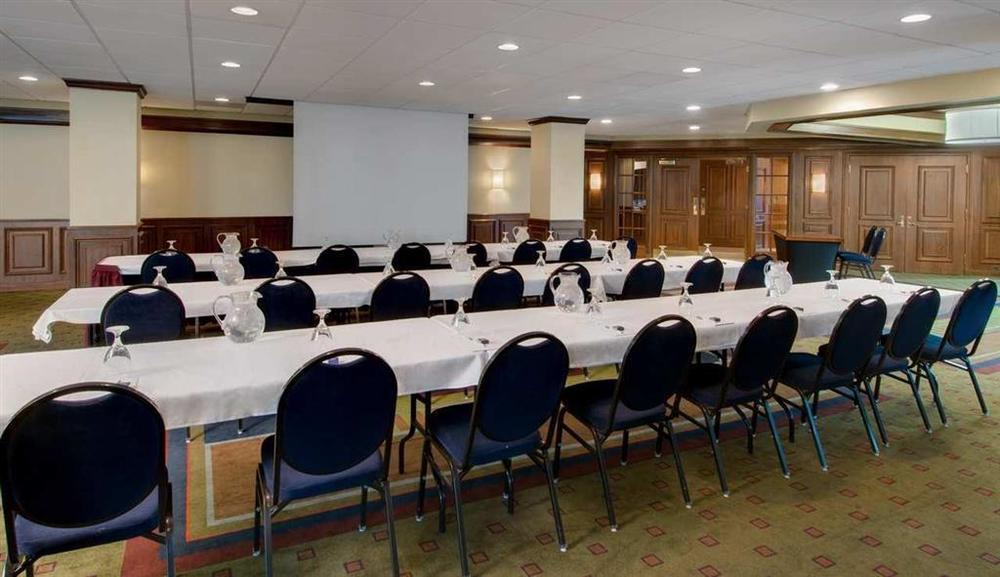 Hampton Inn & Suites Milwaukee Downtown Бизнес снимка