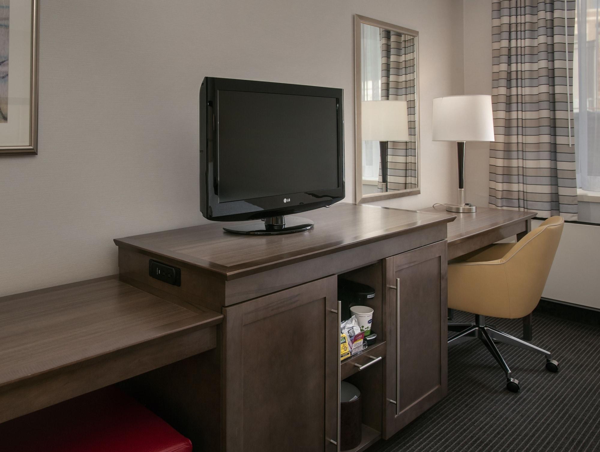 Hampton Inn & Suites Milwaukee Downtown Екстериор снимка