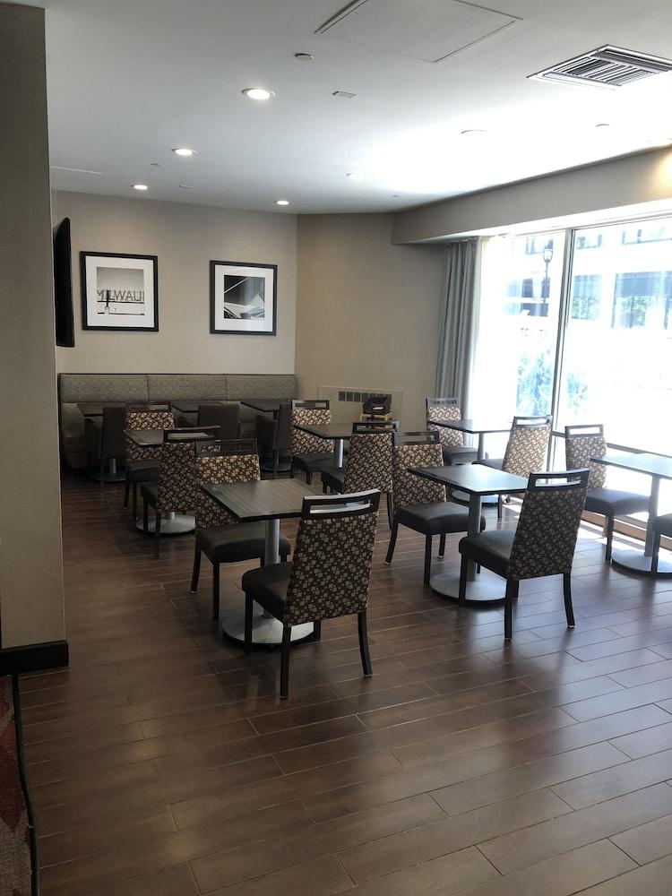 Hampton Inn & Suites Milwaukee Downtown Екстериор снимка