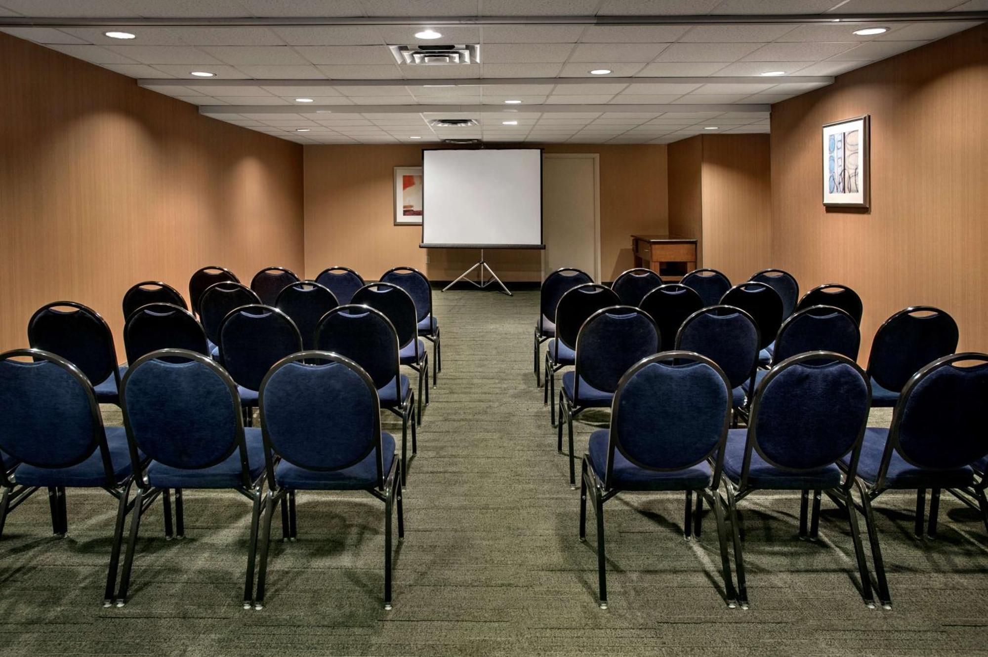Hampton Inn & Suites Milwaukee Downtown Екстериор снимка