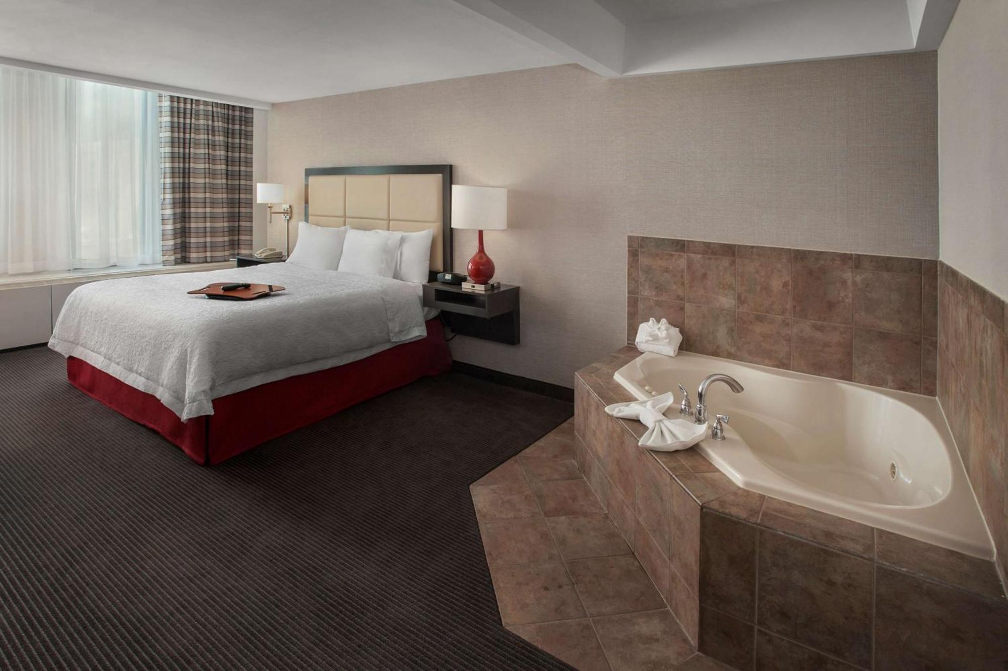 Hampton Inn & Suites Milwaukee Downtown Екстериор снимка