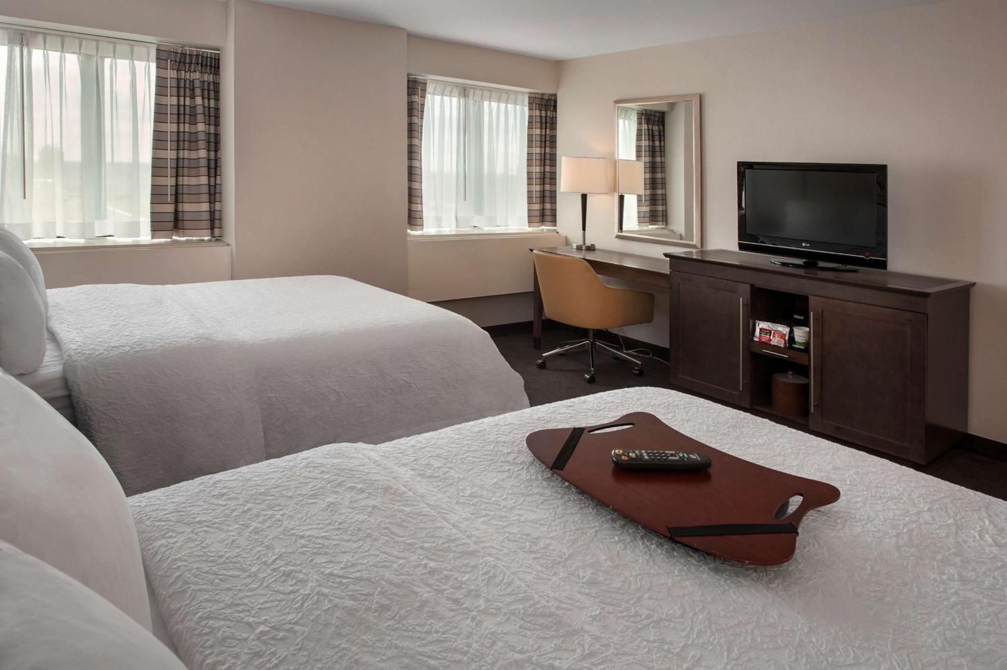 Hampton Inn & Suites Milwaukee Downtown Екстериор снимка
