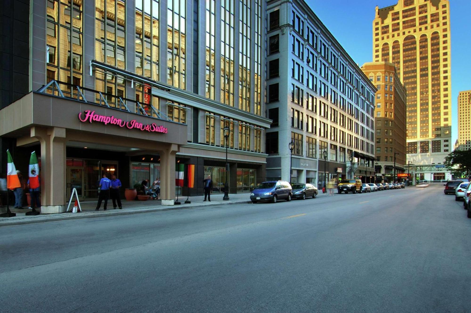 Hampton Inn & Suites Milwaukee Downtown Екстериор снимка