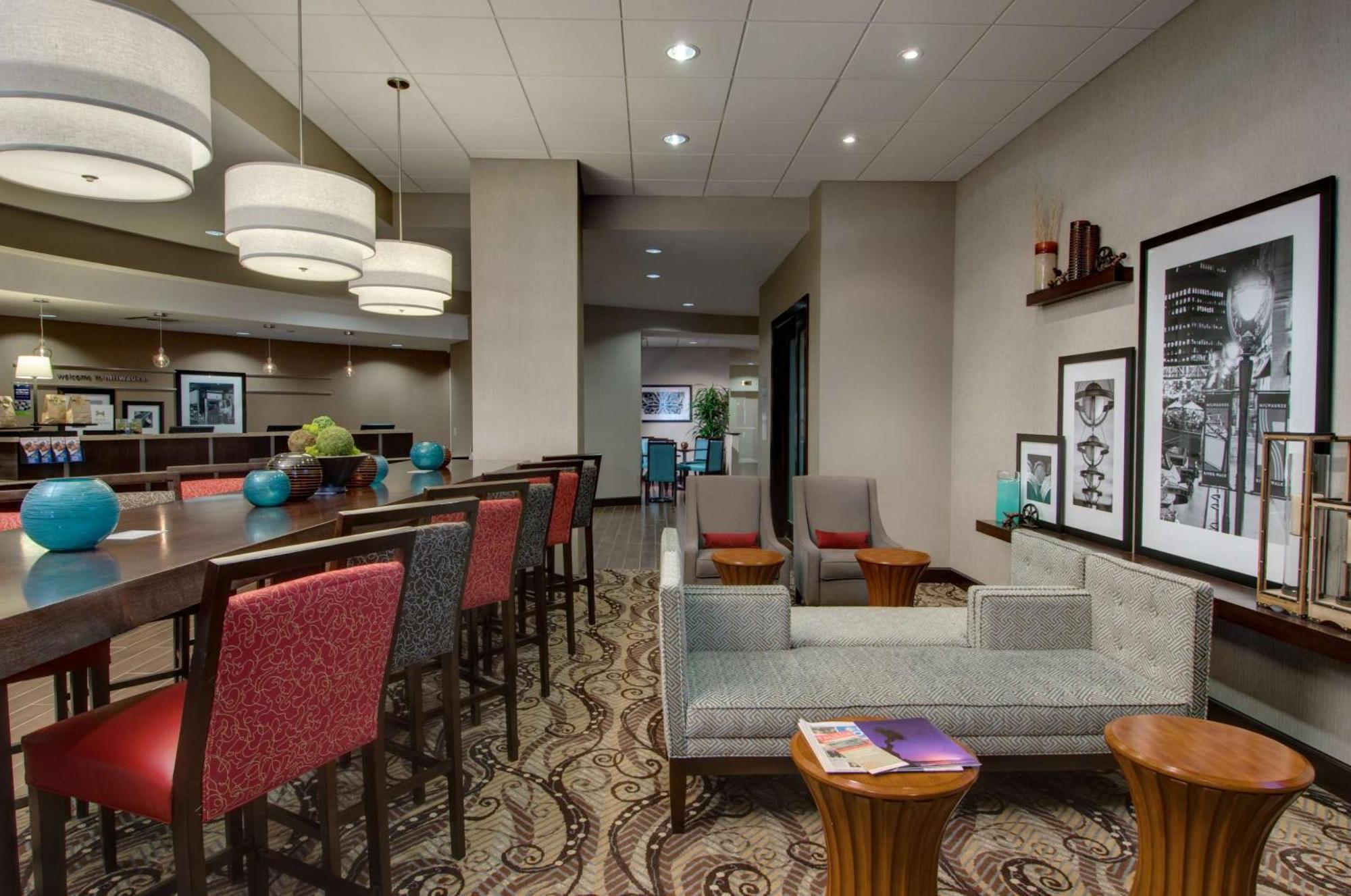 Hampton Inn & Suites Milwaukee Downtown Екстериор снимка