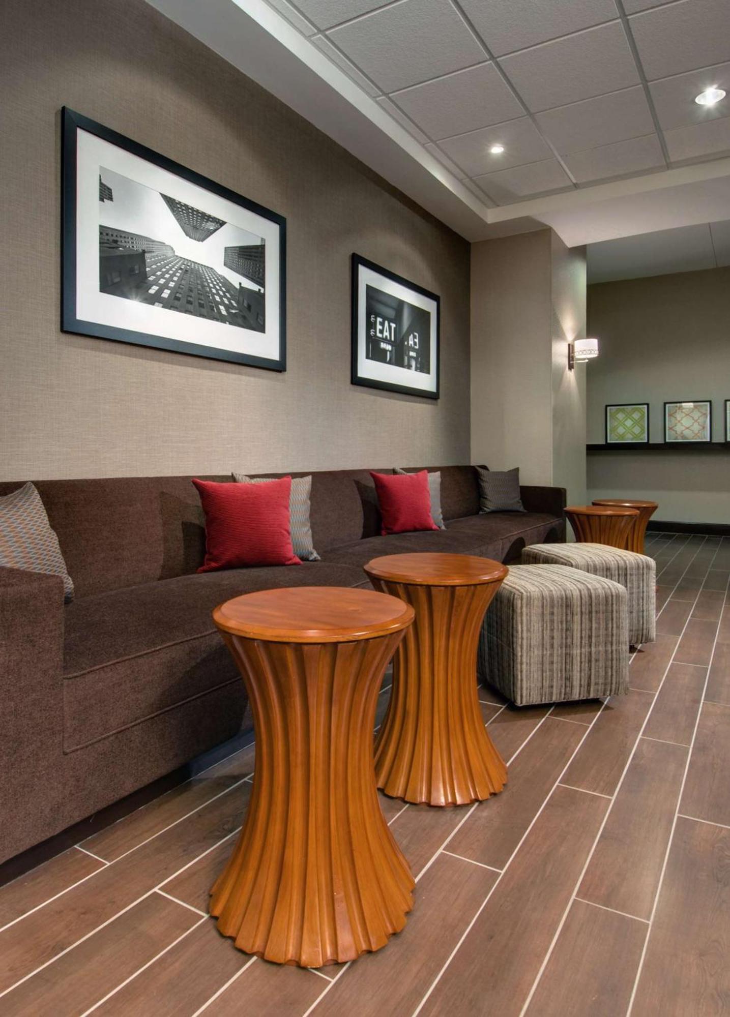 Hampton Inn & Suites Milwaukee Downtown Екстериор снимка