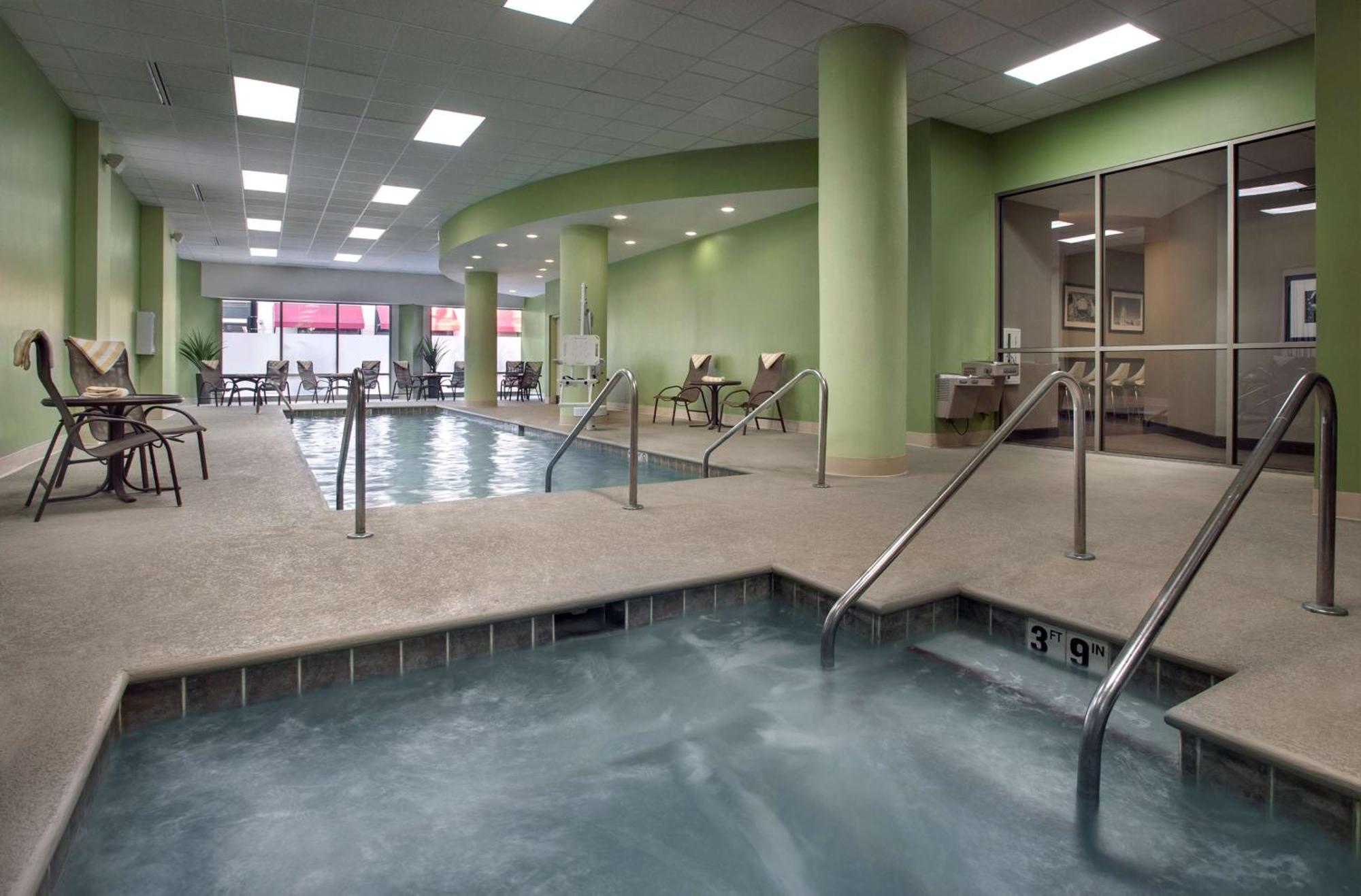 Hampton Inn & Suites Milwaukee Downtown Екстериор снимка