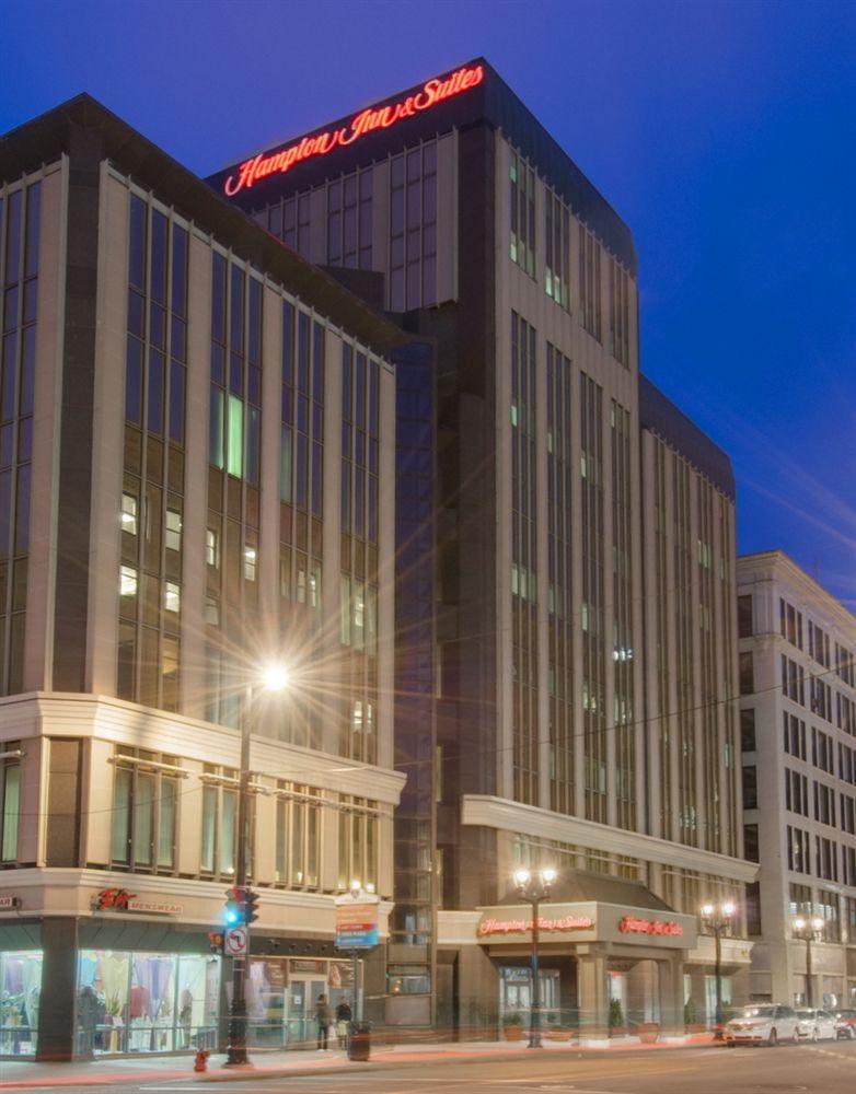 Hampton Inn & Suites Milwaukee Downtown Екстериор снимка