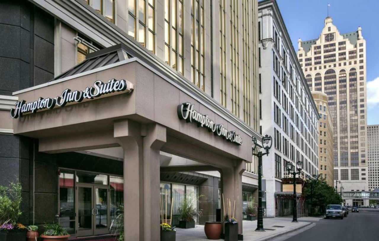 Hampton Inn & Suites Milwaukee Downtown Екстериор снимка